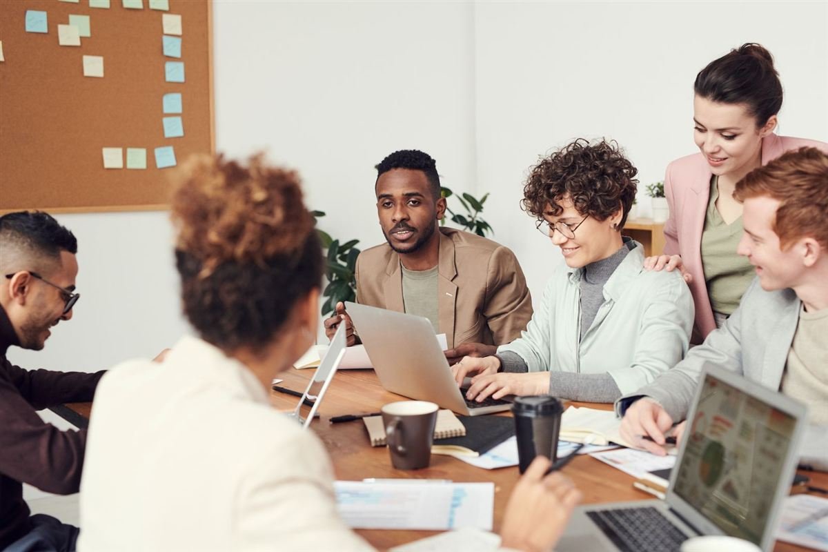 Equipe da ELEVA em reunião de trabalho com cliente